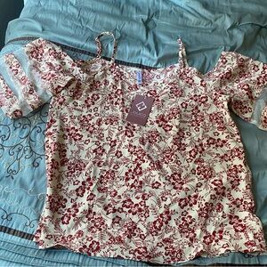 Cold shoulder flower top